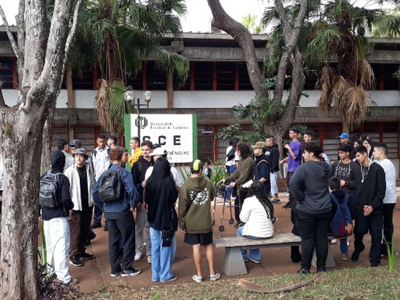 Alunos da Escola Maria Ângela Batista Dias visitam Universidade Estadual de Londrina