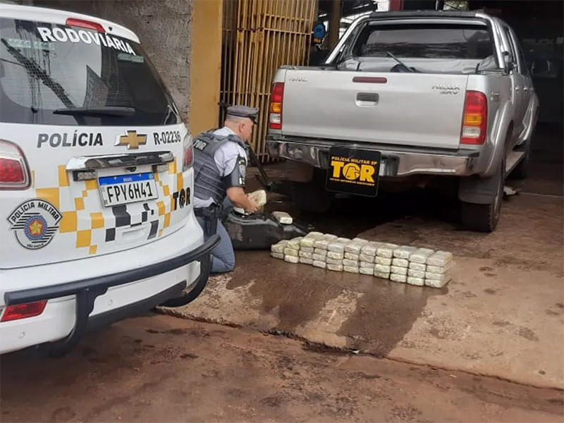 Casal acaba preso com quase 50kg de pasta base de cocaína escondidos em caminhonete de luxo