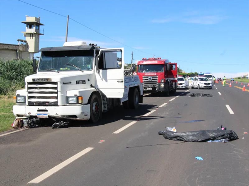 Batida em caminhão-guincho mata motociclista e garupa em rodovia de Marília