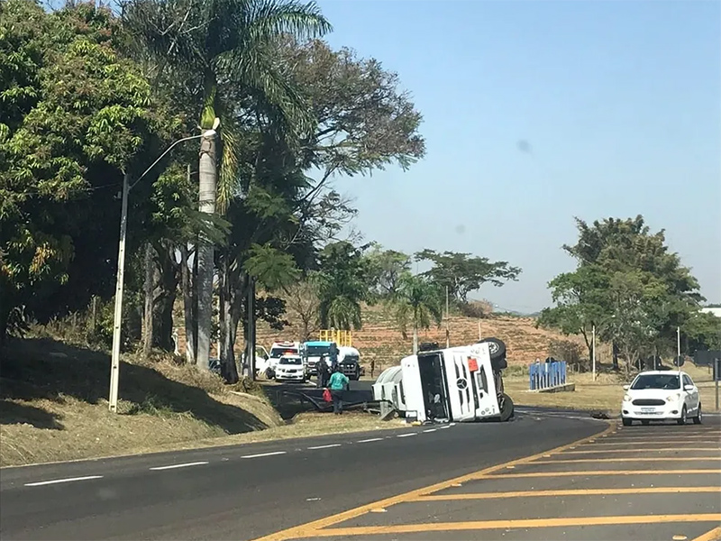 Caminhão carregado com óleo diesel tomba em rodovia de Herculândia