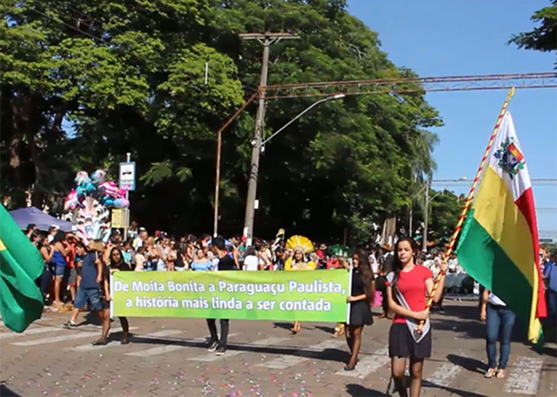 Desfile reuniu mais de 20 mil pessoas na Av. Paraguaçu