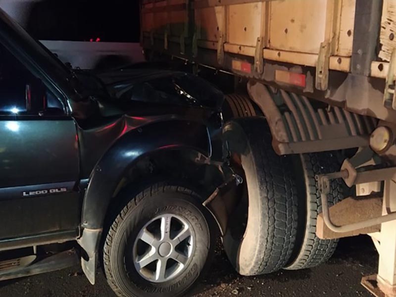 Motorista e passageira ficam feridos em batida entre caminhonete e carreta em Assis