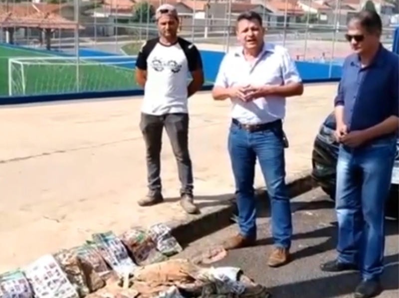 Panfletos de Supermercado de Paraguaçu entopem bueiro de campo sintético em Quatá