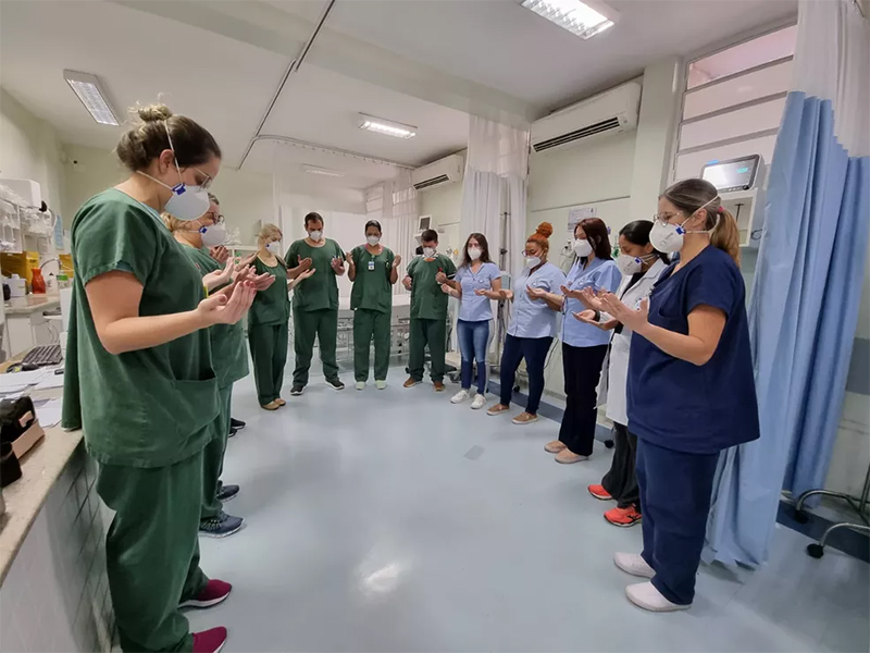 Com fila zerada, Santa Casa de Jaú fecha enfermaria Covid e homenageia profissionais da saúde