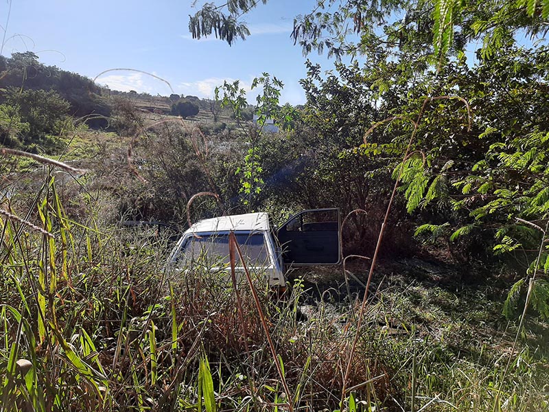 Condutor perde o controle do carro e cai em pequena ribanceira na estrada do 'Burrinho'