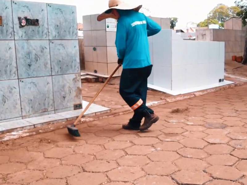 Cemitérios de Paraguaçu Paulista passam por limpeza e melhorias para o Dia de Finados