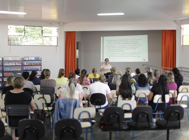 Professores da rede municipal de ensino de Paraguaçu Paulista participam de capacitações