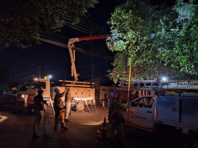 Linha com cerol na rede de energia deixa bairros de Paraguaçu Paulista sem luz