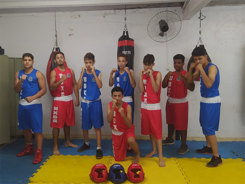 Prefeitura Municipal entrega novos uniformes para atletas de boxe