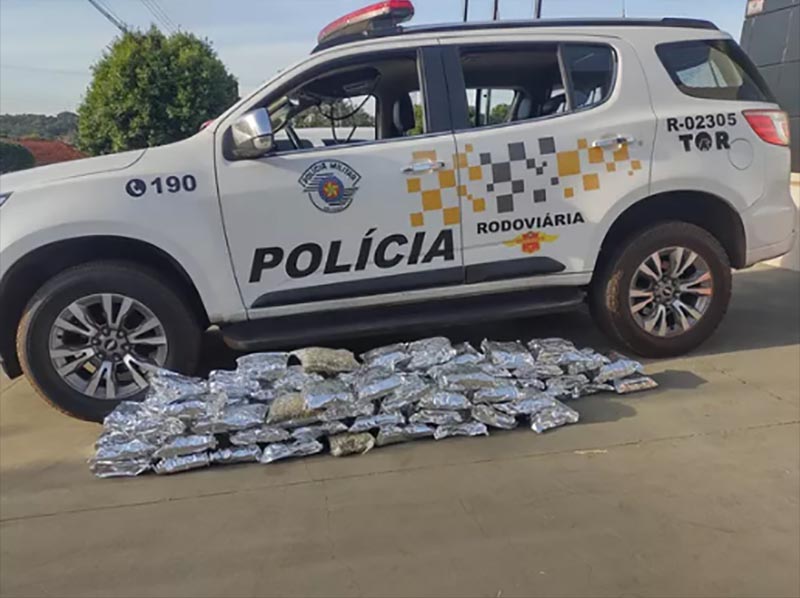 Tabletes de cocaína e pacotes de skank são apreendidos com bolivianos em rodovia de Maracaí