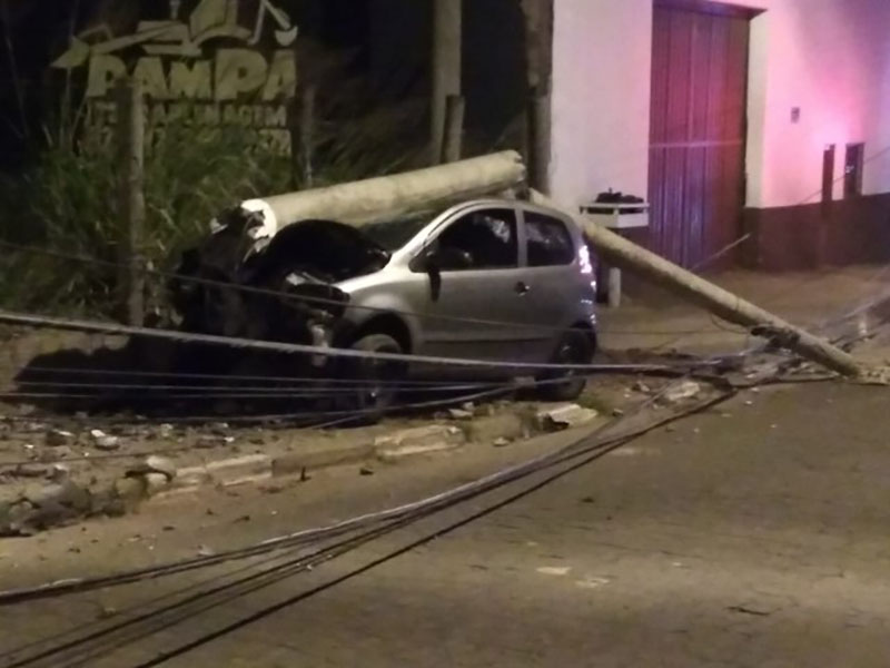 Carro bate contra poste e motorista fica ferido em Pirapozinho