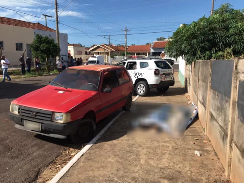 Homem é encontrado morto em calçada com fio enrolado no pescoço e rosto desfigurado na região