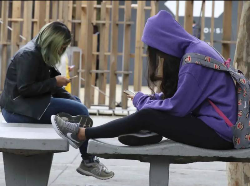 Educadores apoiam possível restrição ao uso de celulares nas escolas