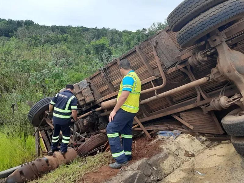 Acidente entre dois carros e dois caminhões deixa feridos em rodovia de Bauru