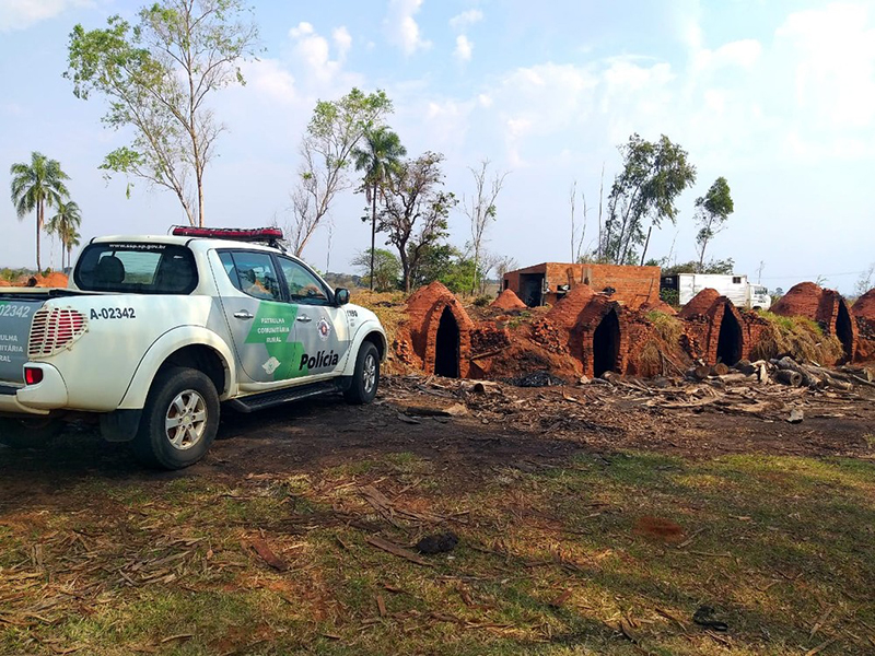 Polícia Ambiental fecha carvoaria ilegal e apreende mais de 5 toneladas de carvão em Martinópolis