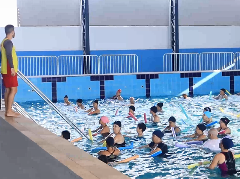 Aulas de hidroginástica na Piscina Municipal tem mudado a vida dos participantes