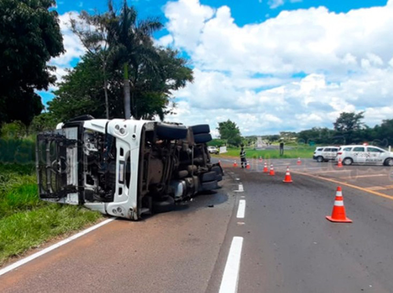 Dois caminhões tombam na região de Marília em um único dia