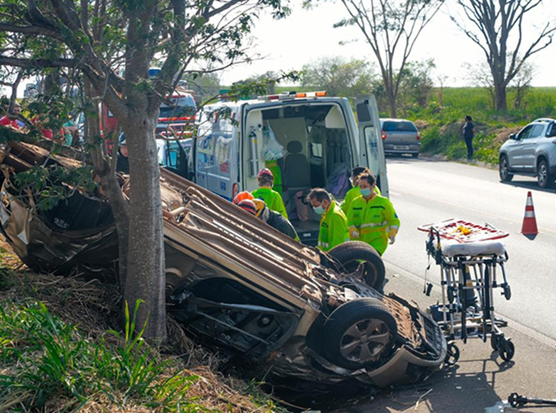 Motorista morre após capotamento de carro na Rodovia Assis Chateaubriand, em Martinópolis