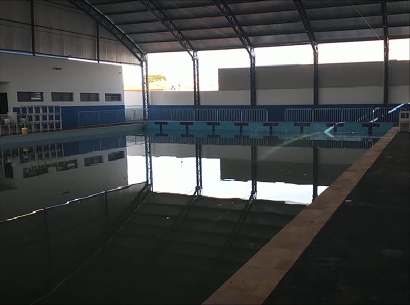 Segue a todo o vapor a limpeza da piscina semiolímpica municipal