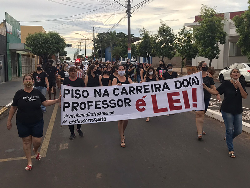 Professores da rede municipal de Quatá fazem manifestação reivindicando o piso salarial nacional