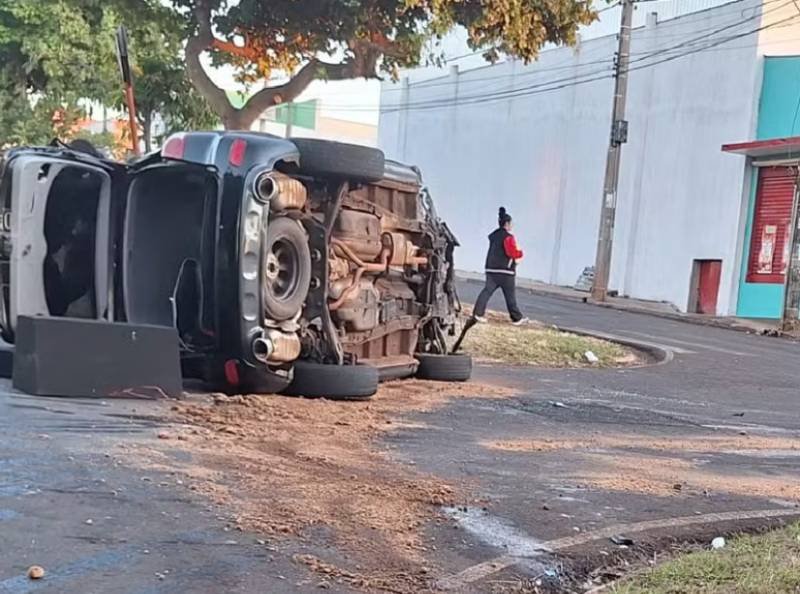 Motorista abandona veículo após arrancar poste e capotar em avenida de Jaú