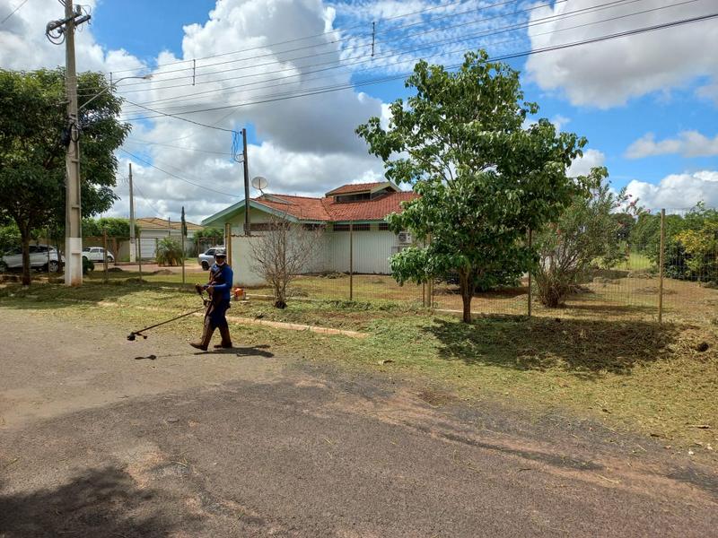 Departamento de Obras intensifica serviços de conservação e limpeza de parques, praças e logradouros