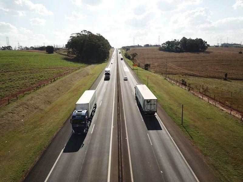 Sistema nas rodovias SP-225 e SP-270 detecta veículo lento e ajuda a evitar colisões traseiras