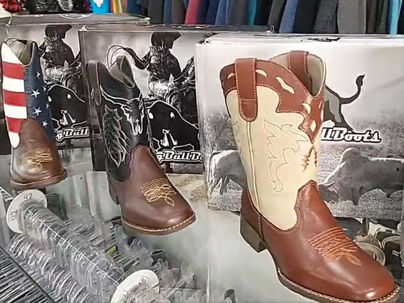 Bota country infantil com 50% de desconto na Calcevest Mega Loja