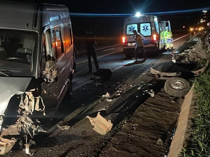 Duas pessoas ficam feridas em colisão lateral entre micro-ônibus e carro entre Paraguaçu e Assis