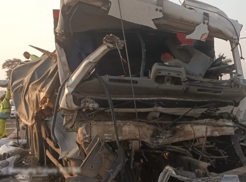 Duas pessoas morrem em colisão traseira entre caminhões na Rodovia Raposo Tavares