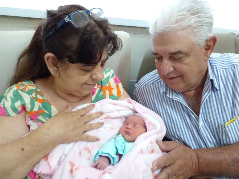 Aos 60 anos, mulher realiza sonho e dá à luz segunda filha em Assis