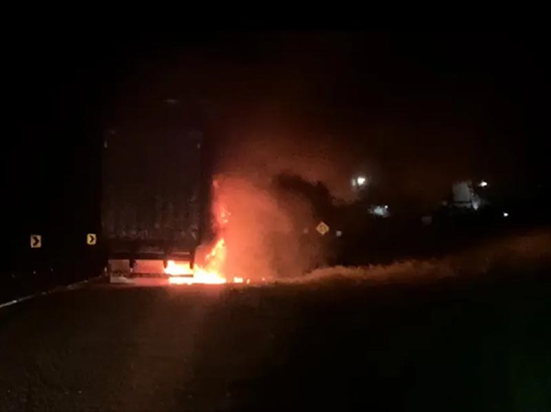 Carreta fica em chamas na Rodovia Brigadeiro Eduardo Gomes em Bastos