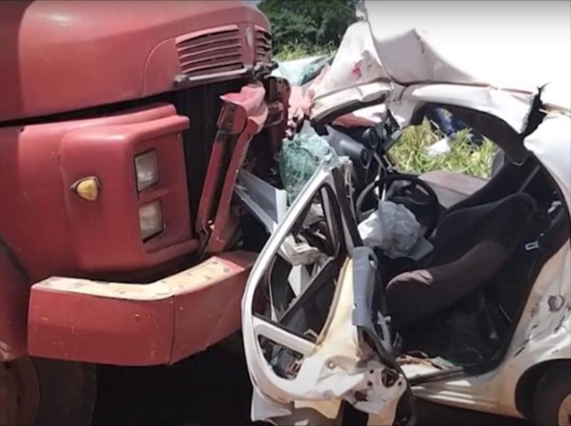 Colisão frontal entre carro e caminhão canavieiro mata homem de 37 anos em Martinópolis