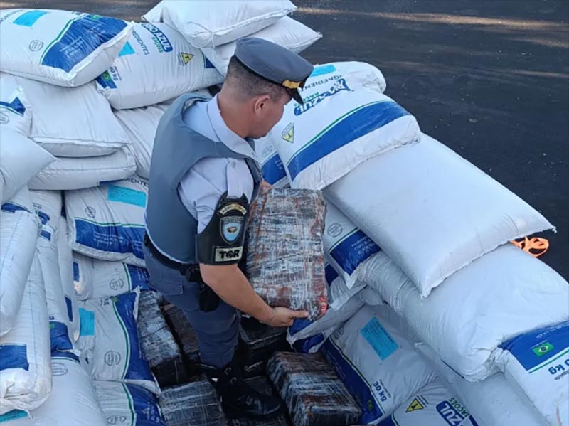 Dupla é presa por transportar quase uma tonelada de maconha entre carga de farelo de trigo