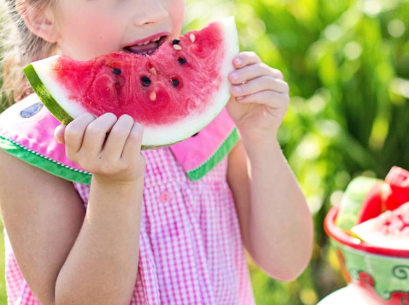 Cinco dicas para cuidar da alimentação das crianças nas festas de final de ano