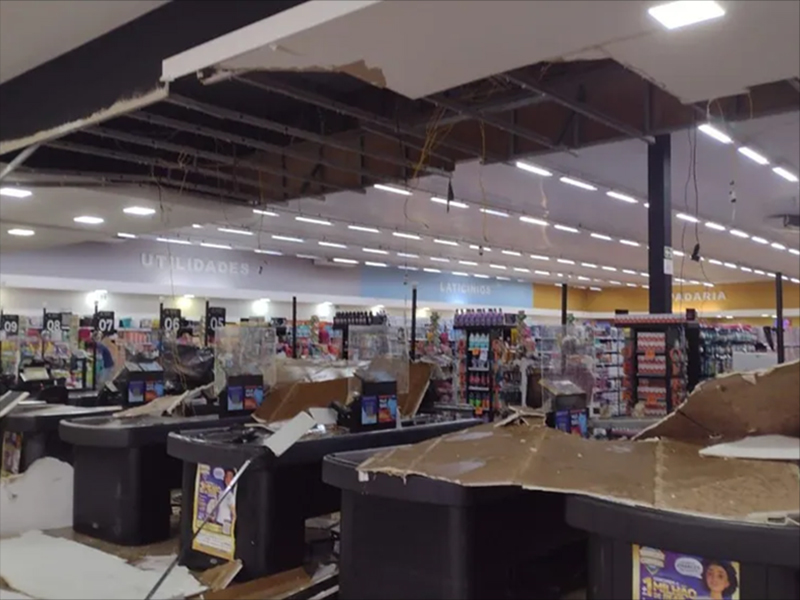 Parte de teto de supermercado desaba após chuva em Cândido Mota