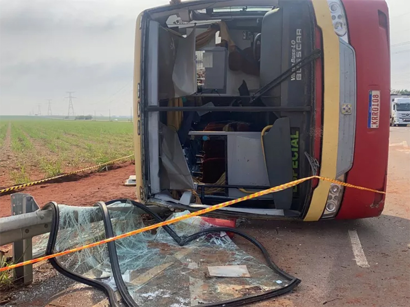 Ônibus com trabalhadores tomba em Lençóis Paulista; um passageiro morreu