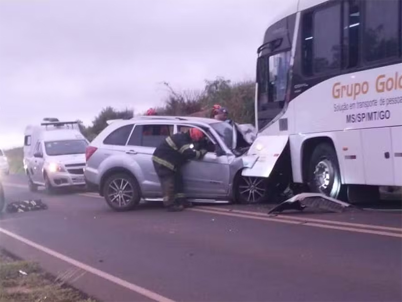 Motorista de carro morre após bater de frente com ônibus em rodovia no interior de SP