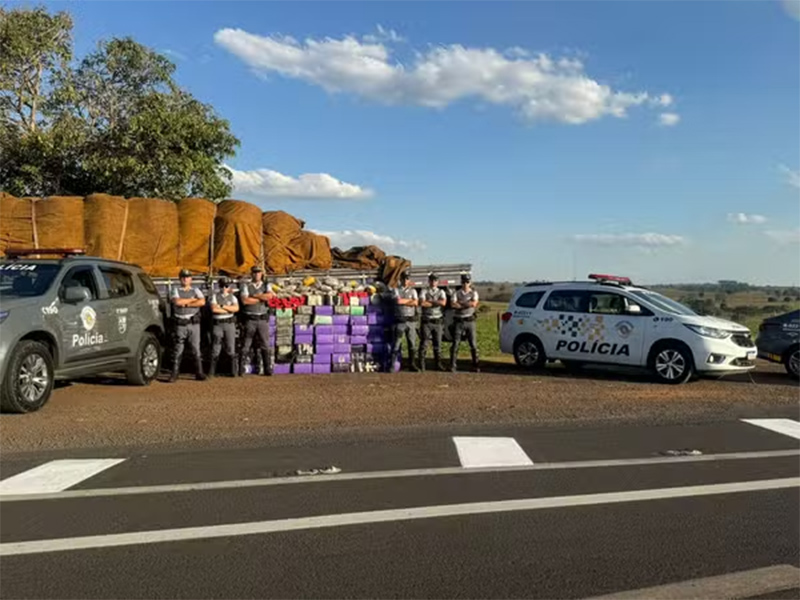 Motorista joga caminhão em policiais e é preso com 1,5 tonelada de maconha e skank, em Martinópolis