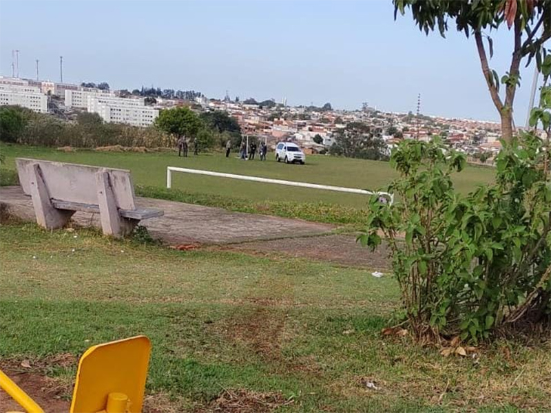 Homem é encontrado morto em gramado de campo de futebol em Marília