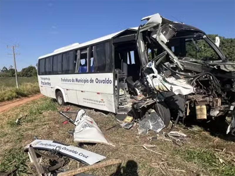 Acidente com micro-ônibus que transportava pacientes deixa 6 feridos na SP-294, entre Iacri e Tupã