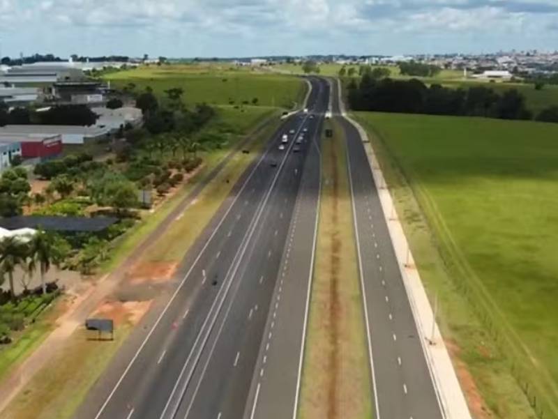 Homem fica gravemente ferido após ser atropelado por caminhão em rodovia de Marília