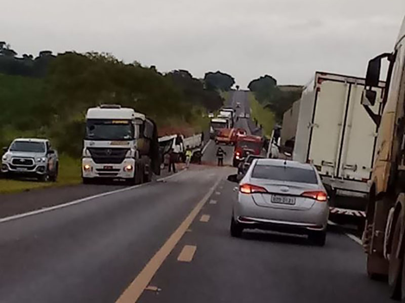 Carretas carregadas de mandioca se envolvem em acidente na rodovia que liga Paraguaçu a Quatá