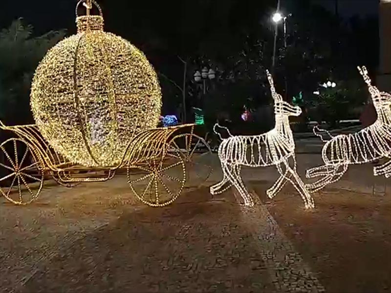 Decoração na Praça da Matriz antecipa o clima de Natal em Paraguaçu Paulista