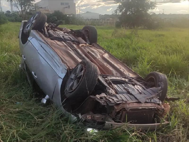 Passageiro de carro fica ferido após capotamento em rodovia de Bastos