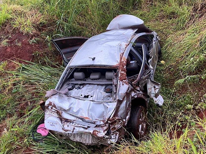 Jovens morrem ao serem arremessados por cerca de 30 metros após carro capotar em Santa Cruz