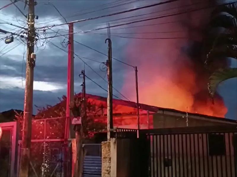 Idoso é hospitalizado após incêndio destruir casa de madeira em Marília