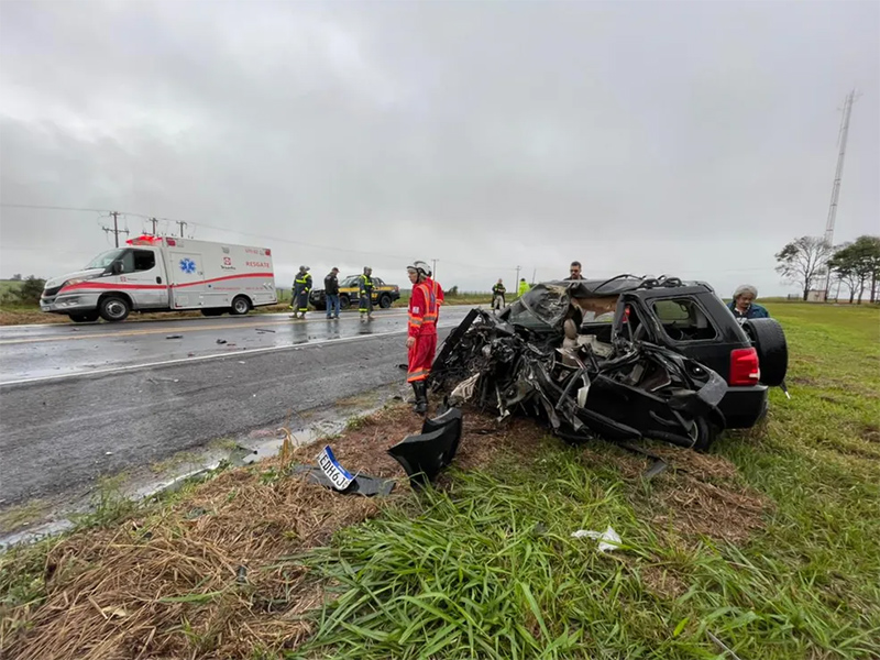 Acidente com caminhão mata motorista e deixa carro destruído na BR-153 em Ribeirão do Sul