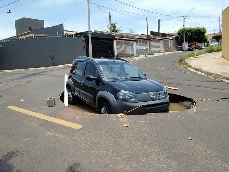 Carro é engolido por cratera após asfalto ceder em rua de Marília