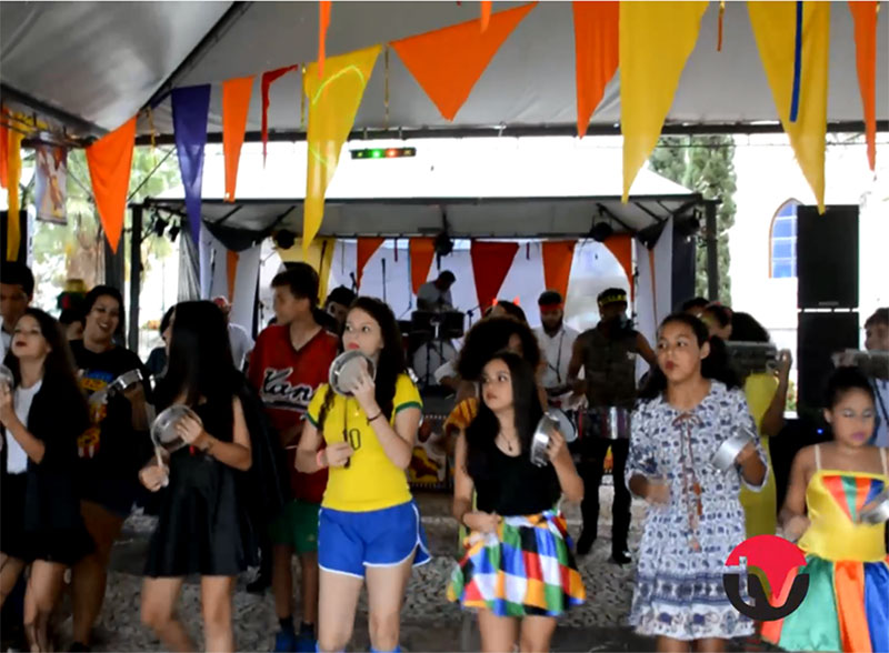 Folia Paraguaçu resgata o bom carnaval e reúne dezenas de pessoas na praça